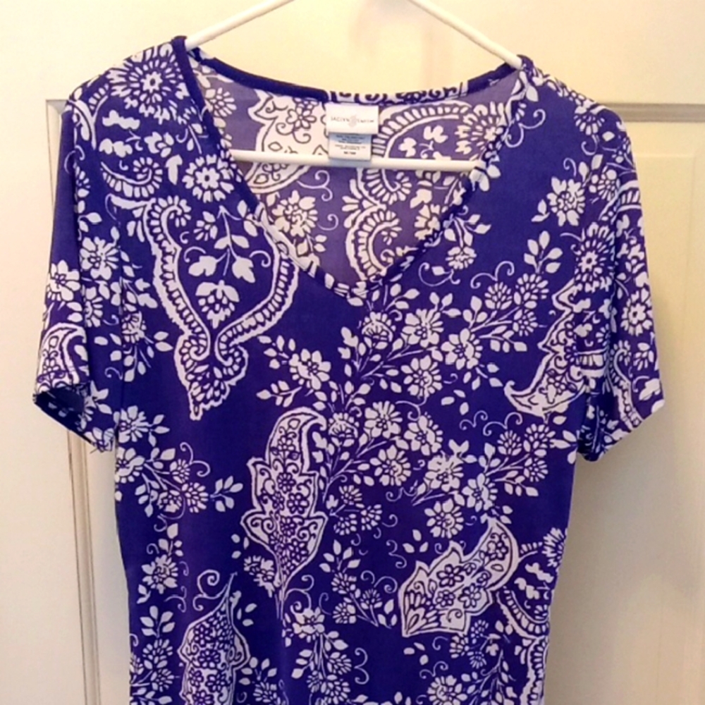 NEW.  PURPLE & WHITE FLORAL SHORT-SLEEVE BLOUSE.  SIZE MEDIUM.